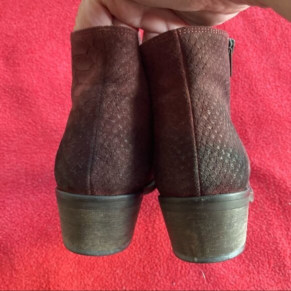 FREE PEOPLE Sz 37 Croc Snake Skin Pattern Stacked Heel Western Style Ankle Boot - Picture 6 of 9